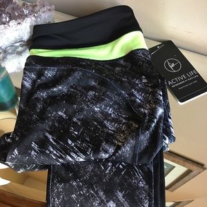 Active Life Black/White Capris NWT